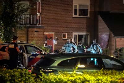 Arrestatieteam valt woning binnen in Apeldoorn: man geblinddoekt afgevoerd