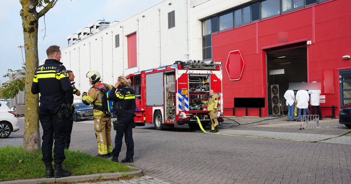Brand uitgebroken in bakkerij Bunschoten, medewerkers staan buiten