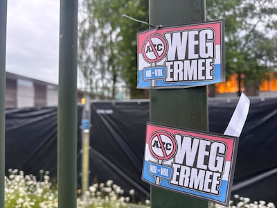 Demonstranten maken apengeluiden en gooien eieren naar asiel