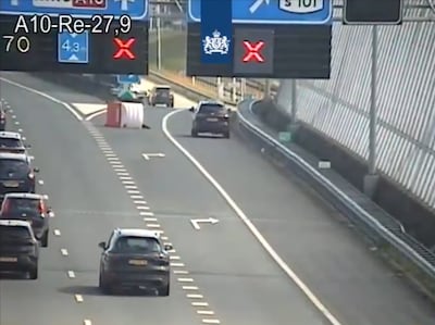 Hoge nood op de A10 bij Amsterdam: dixi ligt op rijbaan