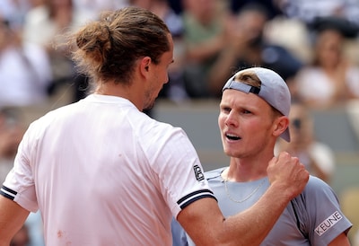 Jesper de Jong begint goed, maar verliest in drie sets van Duitse titelfavoriet Alexander Zverev: ‘Dit bewijst dat ik het over een andere boeg moet gooien’
