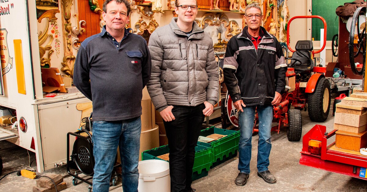 Deze mannen uit Terwolde laten René le Blanc uit het draaiorgel klinken