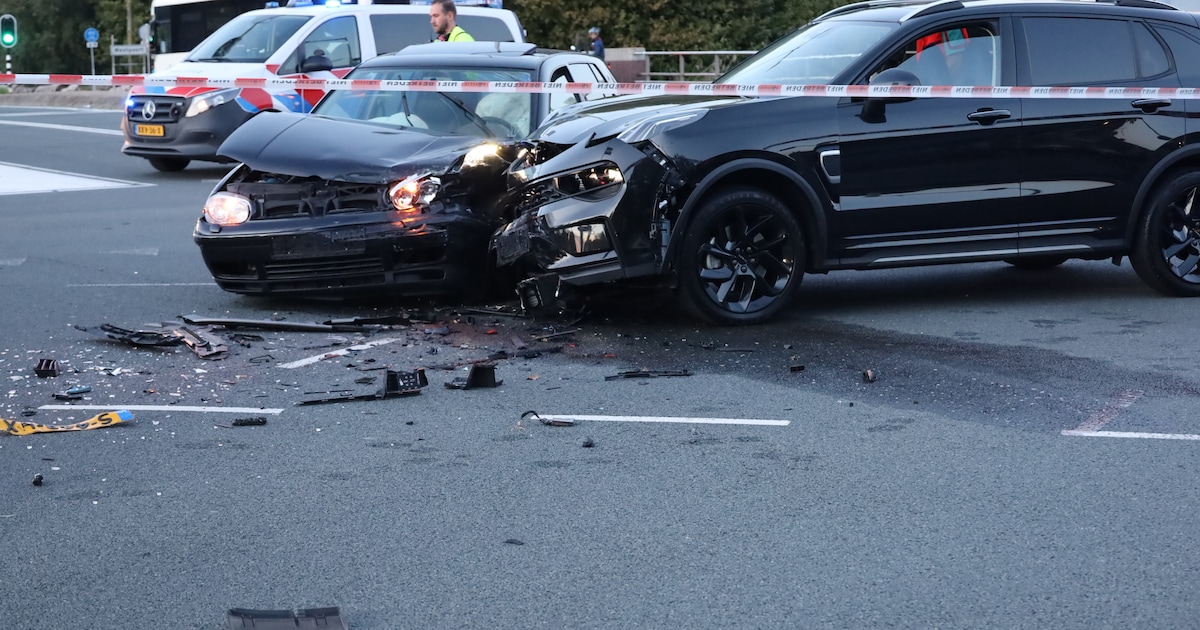 Twee voertuigen botsen op Haarlemmerweg in Amsterdam