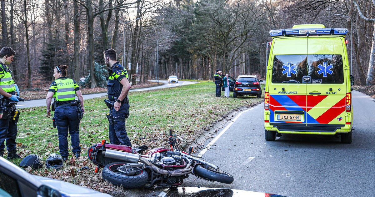 Motorrijder botst achterop auto en raakt gewond in Emmen