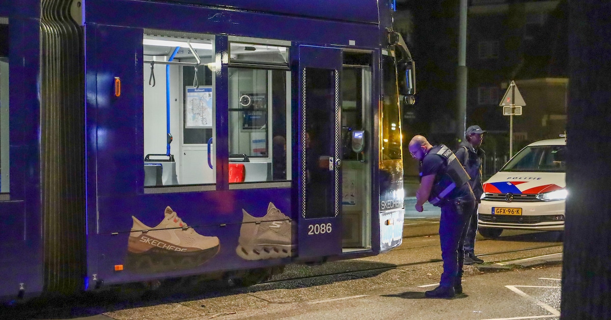 Fietser gewond naar ziekenhuis na aanrijding tram in Amsterdam