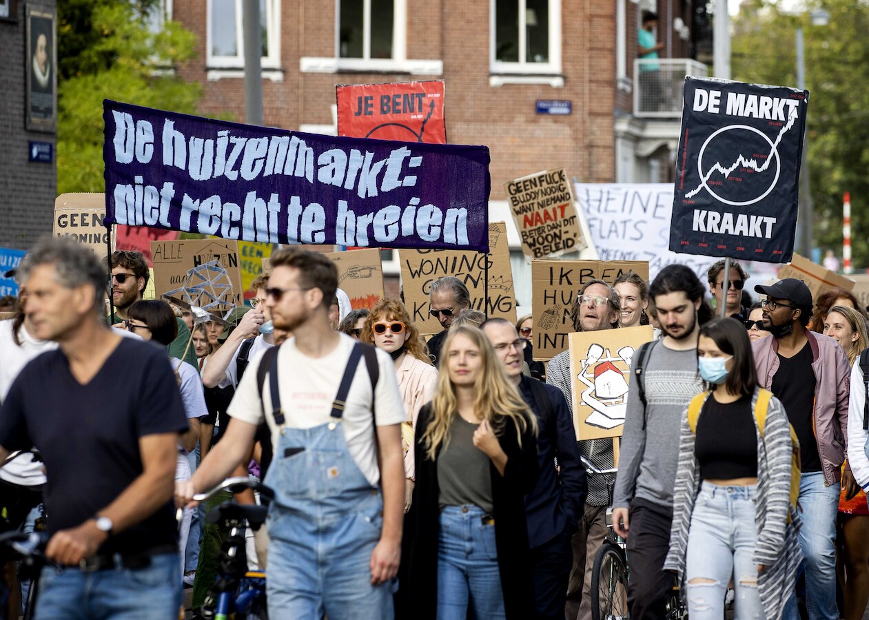 Ruim 15.000 mensen gingen in september 2021 de straat op in Amsterdam om te protesteren tegen de hoge huur- en huizenprijzen en het tekort aan woningen.