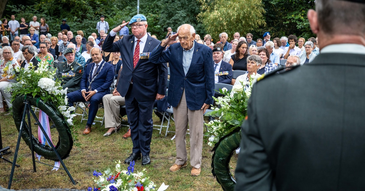 Henk Heinen (100) zat zelf in de kampen op Java, nu legt hij een krans voor de slachtoffers