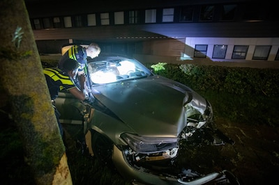 Ravage in Zwolle: boom onthoofd, auto total loss en lang remspoor op de weg