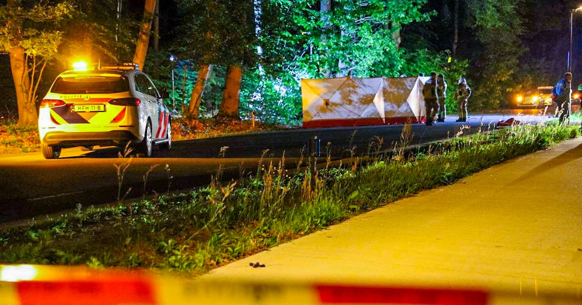 Motorrijder en auto botsen frontaal in Eerbeek, weg dicht
