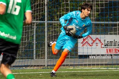 De pas 15-jarige Burak Akyürek debuteert bij APWC: ‘Ze verwachten dat ik 1,93m word’