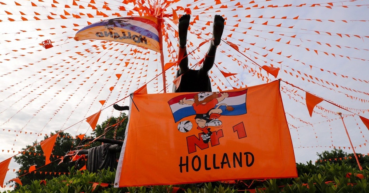 ‘Oase van oranje vlaggetjes’ hangt er weer: de Oranjerotonde in Apeldoorn is klaar voor het WK
