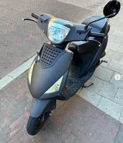 In alle openheid, in het park, wordt de gestolen scooter overgespoten