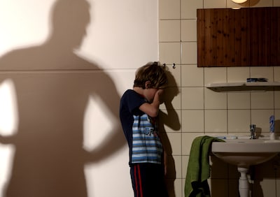 Vader (50) mishandelt zoon meermaals en krijgt een taakstraf