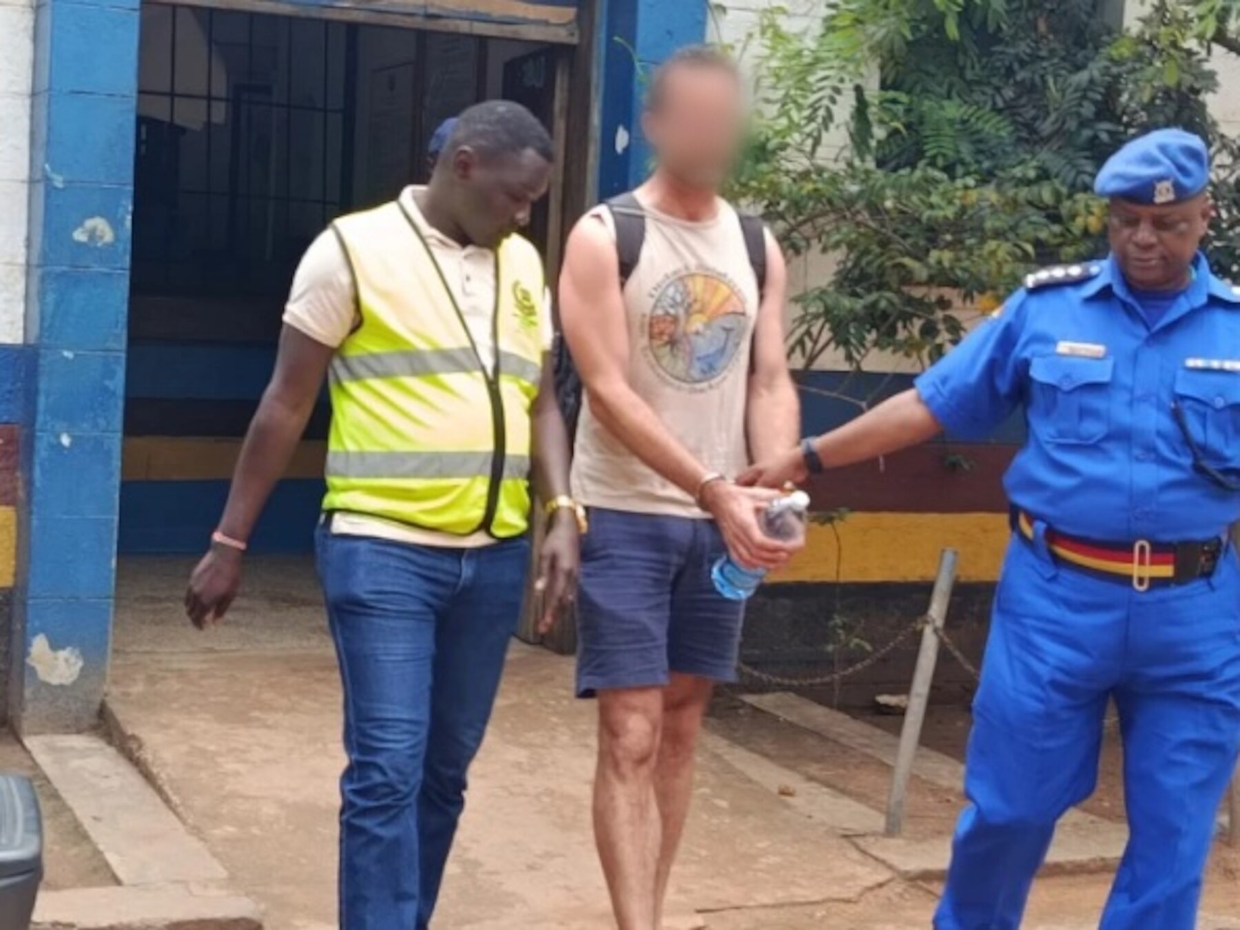 Rel in Kenia door losgeslagen Nederlander op ‘spuugfilmpje’, presidentskandidaat eist deportatie