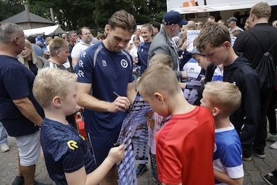 Wim gluurde vroeger door het hek naar zijn De Graafschap, nu staat zoon Guus (9) met de spelers op h