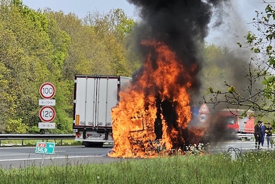 Caravan uitgebrand langs de A1 bij Voorthuizen: rijstrook afgesloten