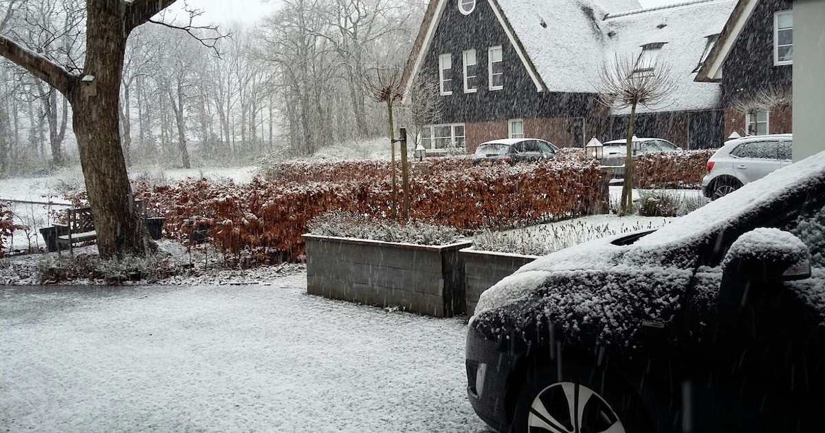 Natte sneeuw, maar ook opklaringen in Oldebroek in de middag