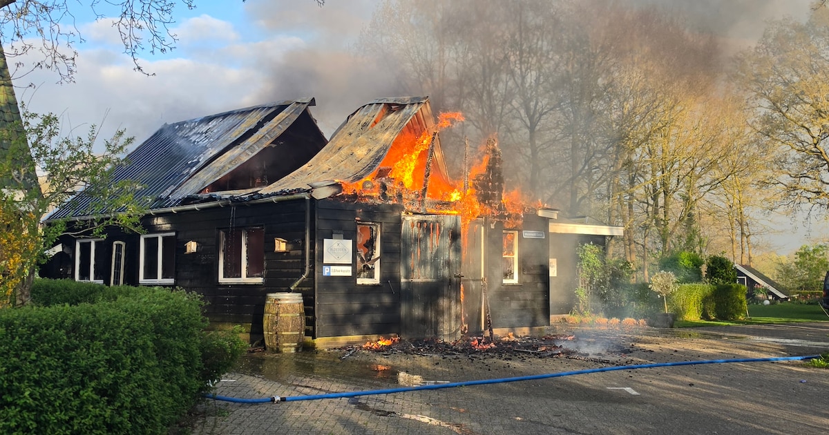 Schuur volledig verwoest door felle brand in Basse, woning gered van vuurzee