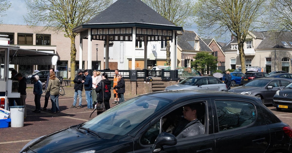 ‘Lelijkste Marktplein van Gelderland kan beter nog wat gecamoufleerd worden door auto’s’