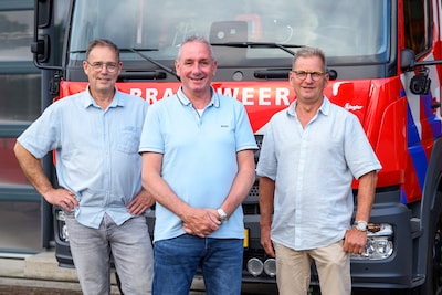 Nadat grote bermbrand geblust was, aten brandweervrijwilligers Erik, Henk en René met zwarte handen 
