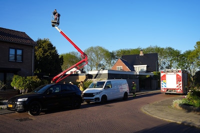 Hoogwerker blijft steken boven huizen in Bunschoten: man en meisje met schrik vrij