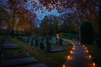 Lichtjeswandeling over begraafplaats ’t Harde voor de zevende keer