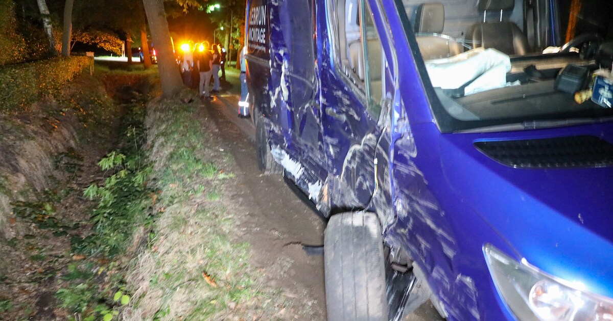 Bestelbus botst op boom in Terschuur, bestuurder had gedronken