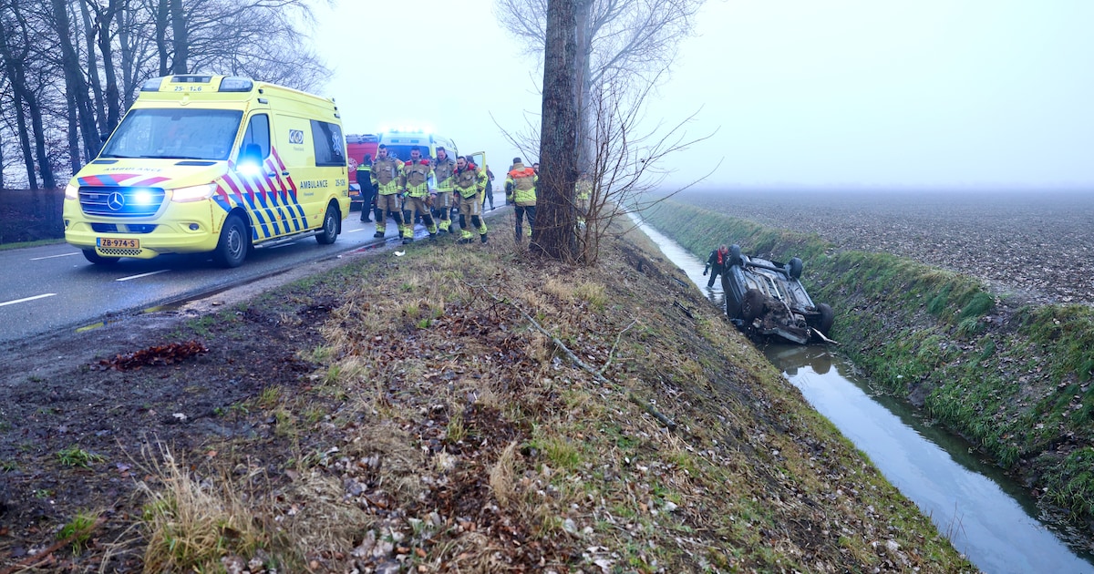 Auto eindigt op de kop in de sloot naast weg bij Tollebeek