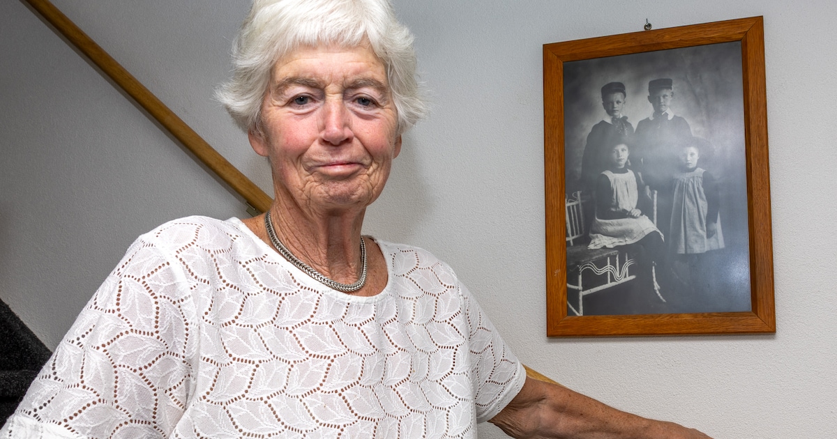 Anne (74) ziet een foto van vier weeskinderen in de krant: precies dezelfde hangt in haar trapgat