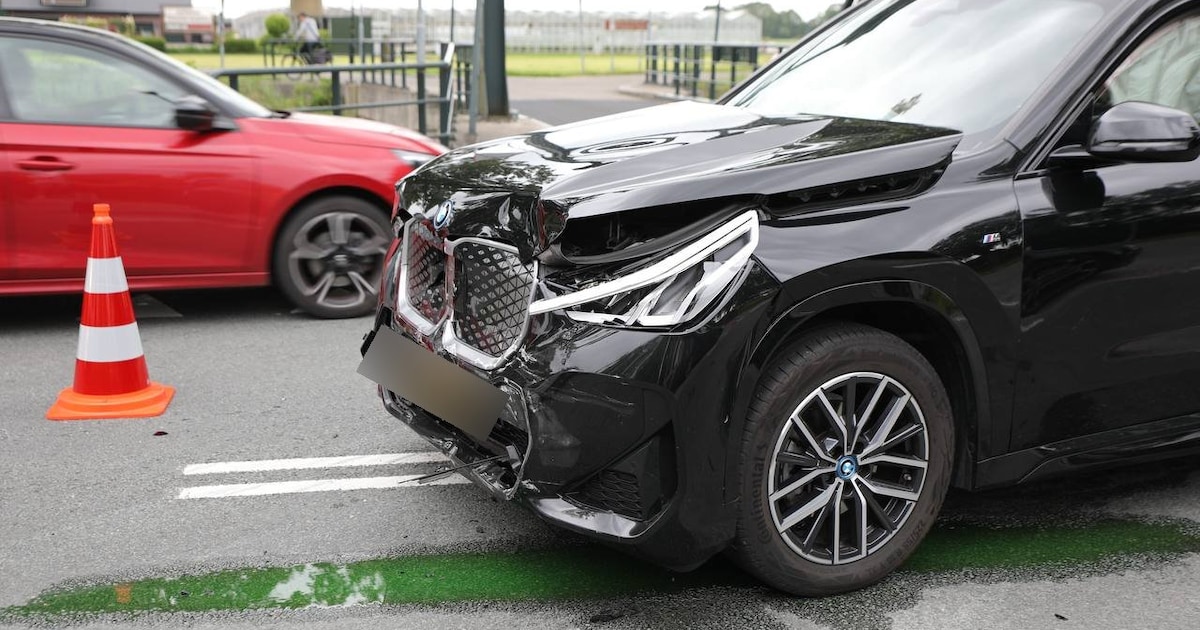 Auto's zwaar gehavend na botsing op Kanaal Zuid in Loenen