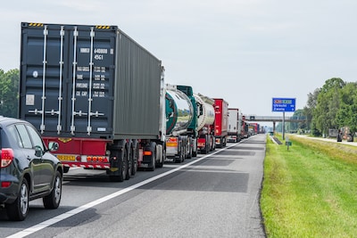 Kapotte vrachtauto zorgt voor fikse file en oponthoud op A28 rond Zwolle