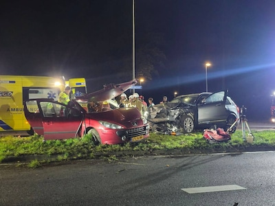 Brandweer bevrijdt slachtoffer na verkeersongeluk Lelystad