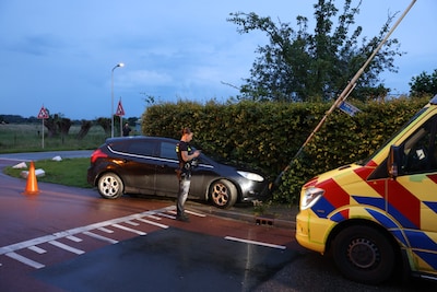Auto botst op lantaarnpaal aan Van Dijkhuizenstraat in Nijkerkerveen