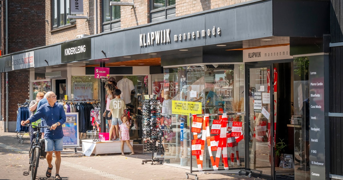Klapwijk Mannenmode sluit na 45 jaar; de oorzaak raakt verkoper Belinda diep: ‘Jammer dat Bram er ze