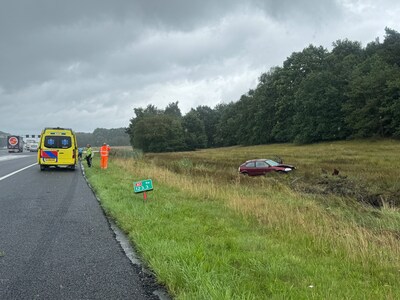 Auto slaat over de kop op A1 bij Holten: een gewonde