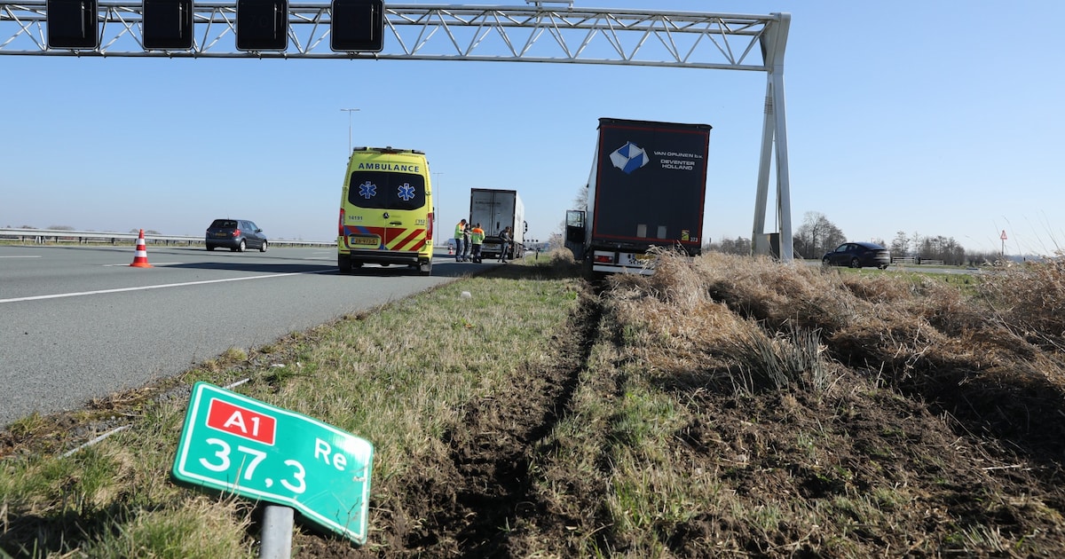 Vrachtwagen walst hectometerpaal plat langs A1 bij Baarn
