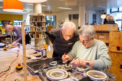 In repaircafé Barneveld geven vrijwilligers kapotte spullen een tweede leven