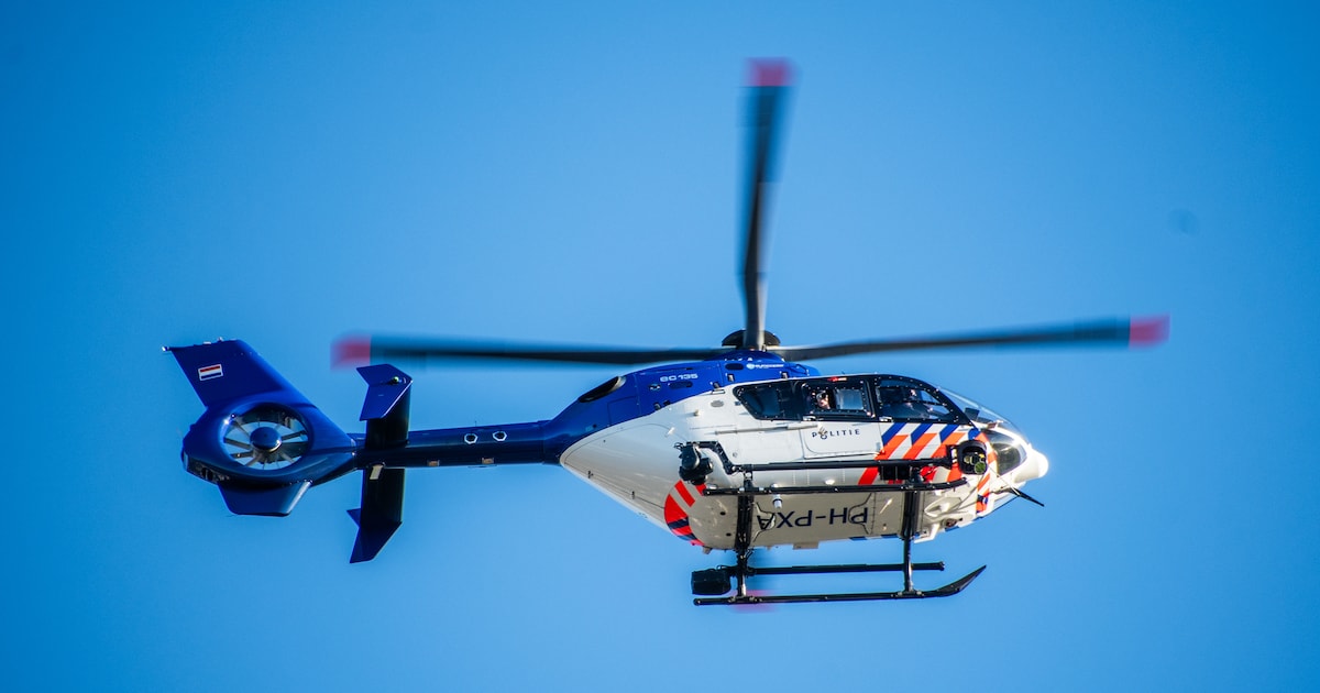 Vathorst kijkt op van politiehelikopter die minutenlang enorm laag rondjes vliegt: ‘Huh, wat is er a