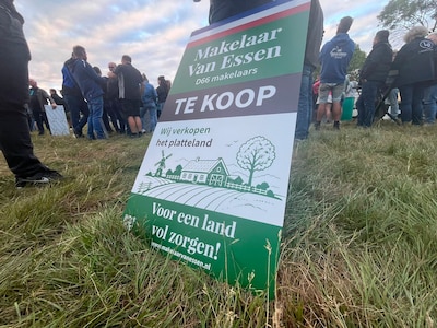 Het begon met een lollig plaatje, nu staat het er echt: ‘Platteland te koop’