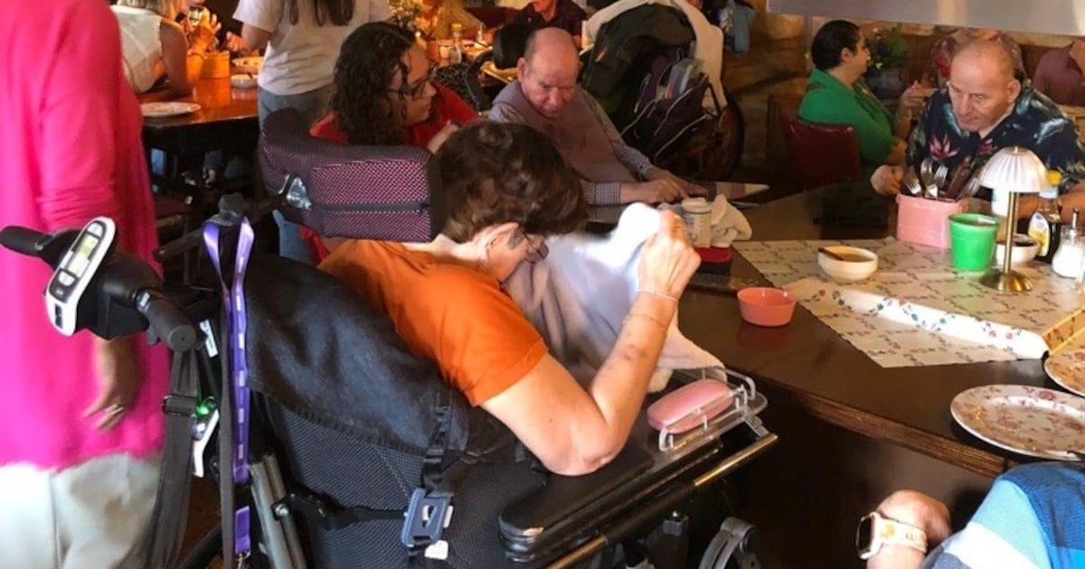 Bewoners Vanboeijen maken rolstoelvriendelijke rondvaart in Giethoorn