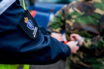 Korporaal verstopt cocaïne in kleding en schoen: ‘Het heeft me mijn hele leven gekost’
