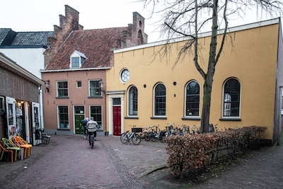 Etty Hillesum Centrum in Deventer wint Overijsselse Vrijwilligersprijs: ‘Baken in roerige tijden’