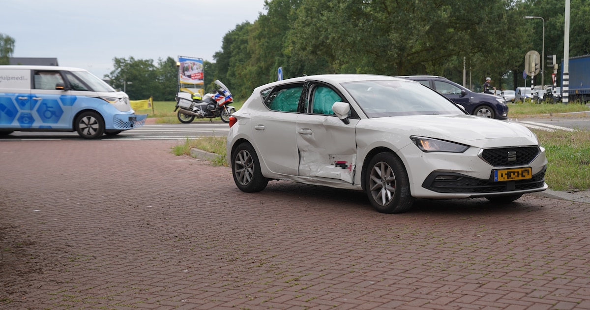 Auto en bestelbus botsen op kruising in Raalte, file door afgesloten rijstrook