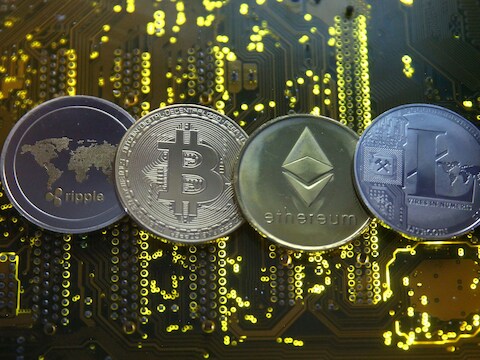 Zo zouden cryptovaluta ripple, bitcoin, ethereum en litecoin eruitzien als ze daadwerkelijk in muntvorm bestonden.