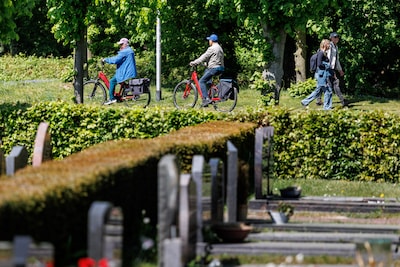 Esther gaat alleen in het donker naar het graf van haar 16-jarige zoon: ‘Dan heb ik tenminste privac