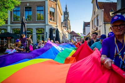 Regenboogvlaggetjes, dragqueens en veel kleur: dit was de Pride Walk in Amersfoort