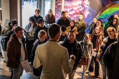 Jonge stellen en expats struikelen over elkaar bij open huis: ‘Een balkon? Daar durf ik niet eens om