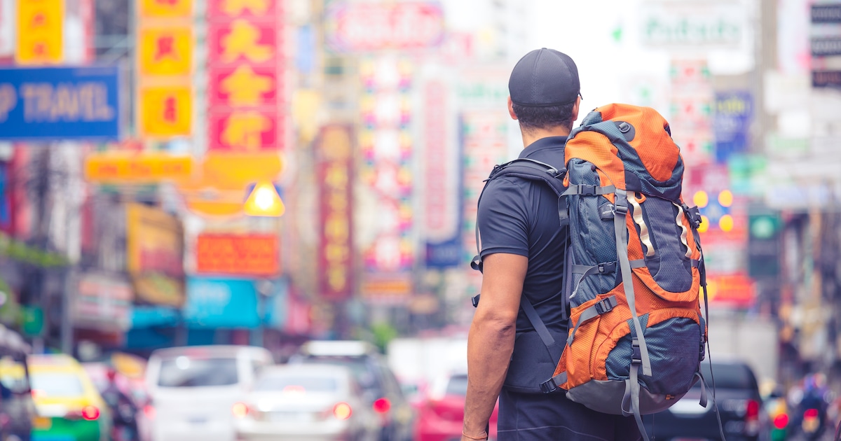 Op het vliegveld hadden we ze al gezien: backpackers in olifantenbroeken