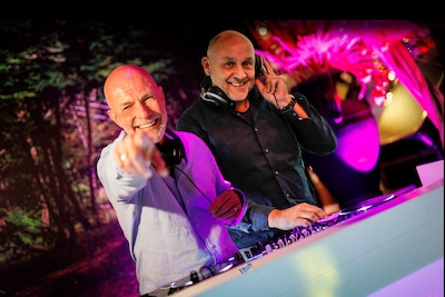 Dj’s André en André draaien op elk feest in Almelo: ‘Het verveelt nooit’