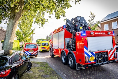 Persoon raakt bekneld onder betonblok in Schoonebeek